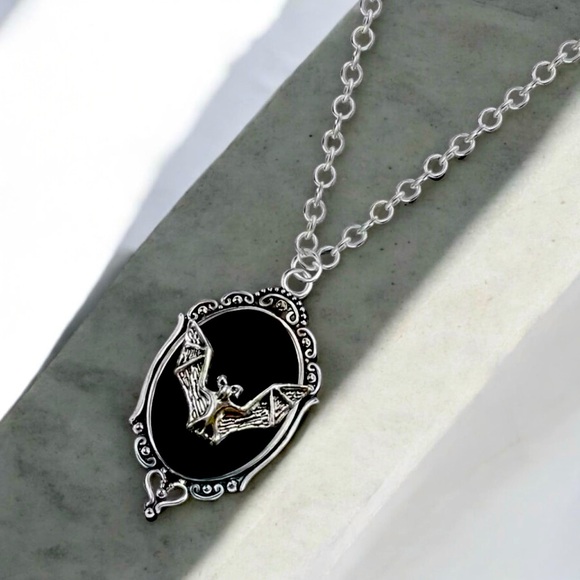 Retro Gothic Style Oval Vampire Bat Pendant Necklace Fashion‎ Collarbone Chain - Picture 1 of 6